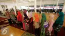 Sri Sultan Hamengkubuwono menyalami warga saat Open House di Bangsal Kepatihan, Yogyakarta, Senin (11/7). Warga yang hadir diperkirakan mencapai ribuan orang. (Liputan6.com/Boy Harjanto)