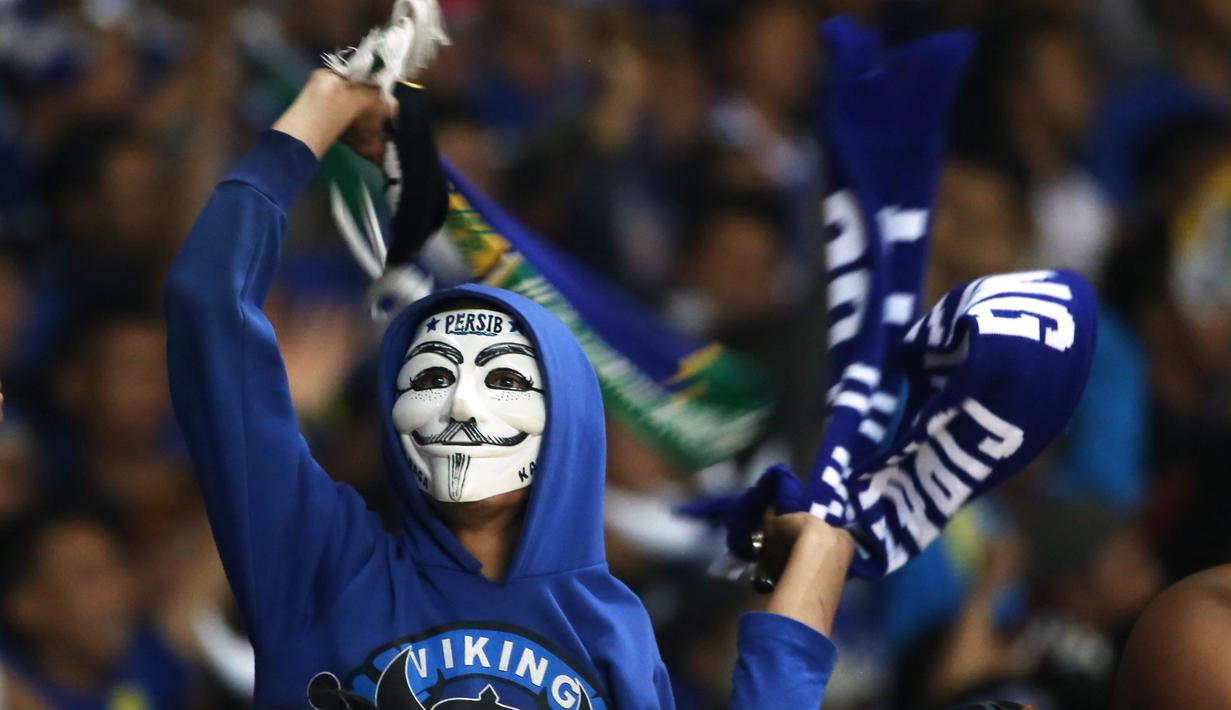 Seorang Suporter Persib Bandung mengenakan topeng dan atribut klub untuk mendukung timnya pada Final Piala Presiden 2015 di Stadion Gelora Bung Karno, Jakarta,Minggu (18/10/2015). (Bola.com/Nicklas Hanoatubun)