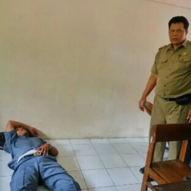 6 Aksi Siswa Tidur di Belakang Kelas Ini Seperti Rumah Sendiri, Bikin Tepuk Jidat