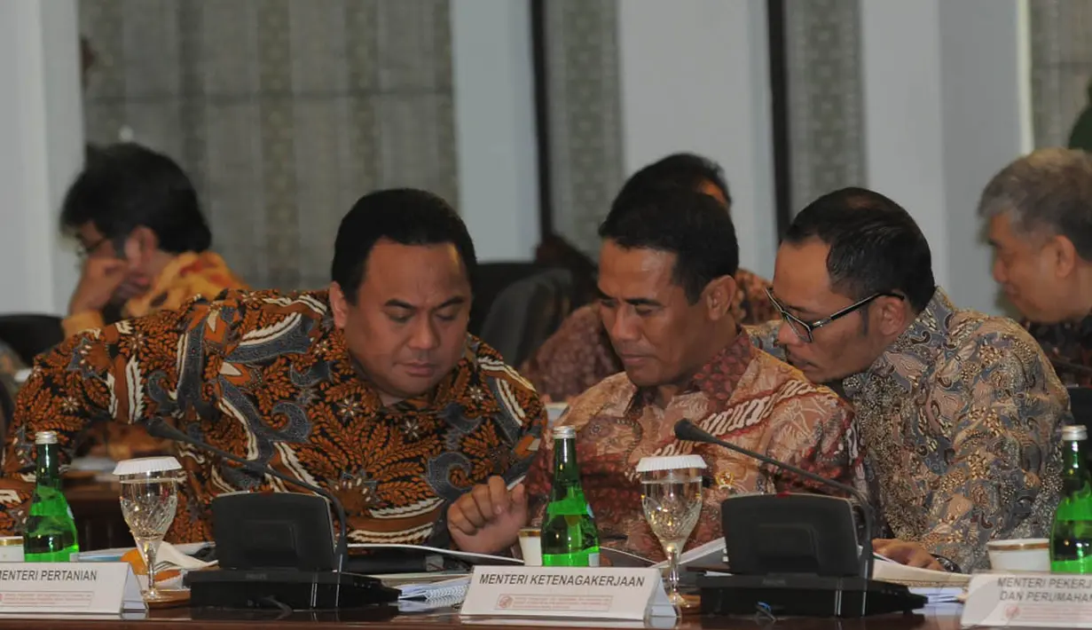 Menteri Pertanian Amran Sulaiman, Menteri Ketenagakerjaan Hanif Dhakiri, dan Menteri Perdagangan Rahmat Gobel saat rapat kabinet paripurna di Jakarta, Senin (3/11/2014). (Liputan6.com/Herman Zakharia) 