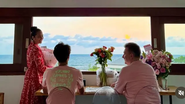 Maudy Koesnaedi saat Merayakan Ulang Tahun ke-50. [@maudykoesnaedi]