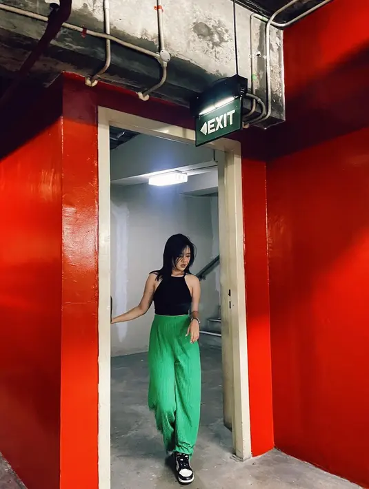 Celana hijau bisa jadi investasi berharga untuk dibeli tahun baru 2023 seperti gaya Ziva. [@zivamagnolya]