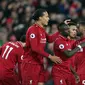 Pemain Liverpool merayakan gol tim mereka ke gawang Huddersfield Town dalam laga lanjutan Premier League 2018-19 pekan ke-36 di Anfield, Jumat (26/4). Bermain di kandang sendiri, Liverpool menang dengan skor telak 5-0.  (AP Photo/Jon Super)