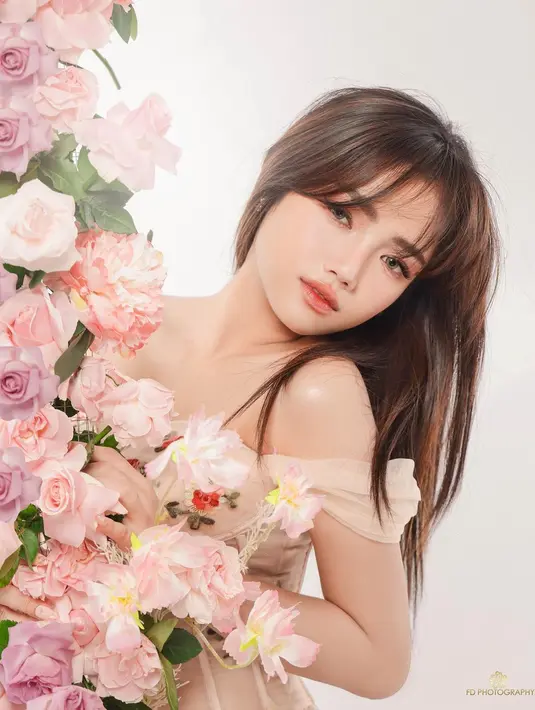 Lihat lagi potret Fuji dengan makeup flawless. Di photoshoot kali ini, Fuji menampilkan potret dirinya yang manglingi dengan rambut berponi yang dibiarkan tergerai dan makeup flawless bernuansa merah muda yang pas di kulit putihnya. [Foto: Instagram/fuji_an]