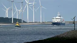 Kapal pesiar MV Hondius yang terdampak Hantavirus berlayar di lepas pantai Belanda saat mendekati pelabuhan Rotterdam pada Senin 18 Mei 2026. (NICOLAS TUCAT/AFP)