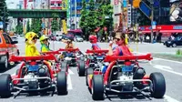 Ini serunya mengendarai Mario Kart dengan mengenakan kostum Super Mario di Tokyo. (Foto: Instagram @mcnivennn)