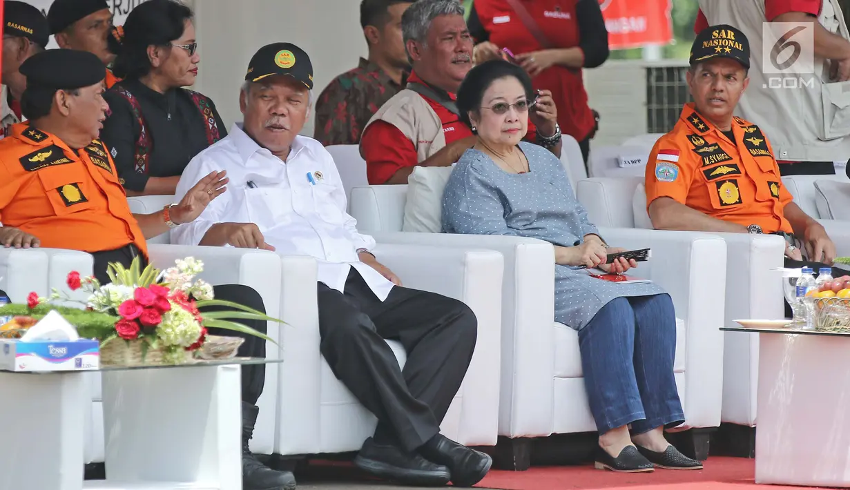 Ketua Umum PDI Perjuangan Megawati Soekarnoputri (kedua kanan) saat menghadiri penutupan pelatihan Badan Penanggulangan Bencana (Baguna) PDI Perjuangan di Bumi Perkemahan Cibubur, Jakarta, Kamis (23/11). (Liputan6.com/Herman Zakharia)