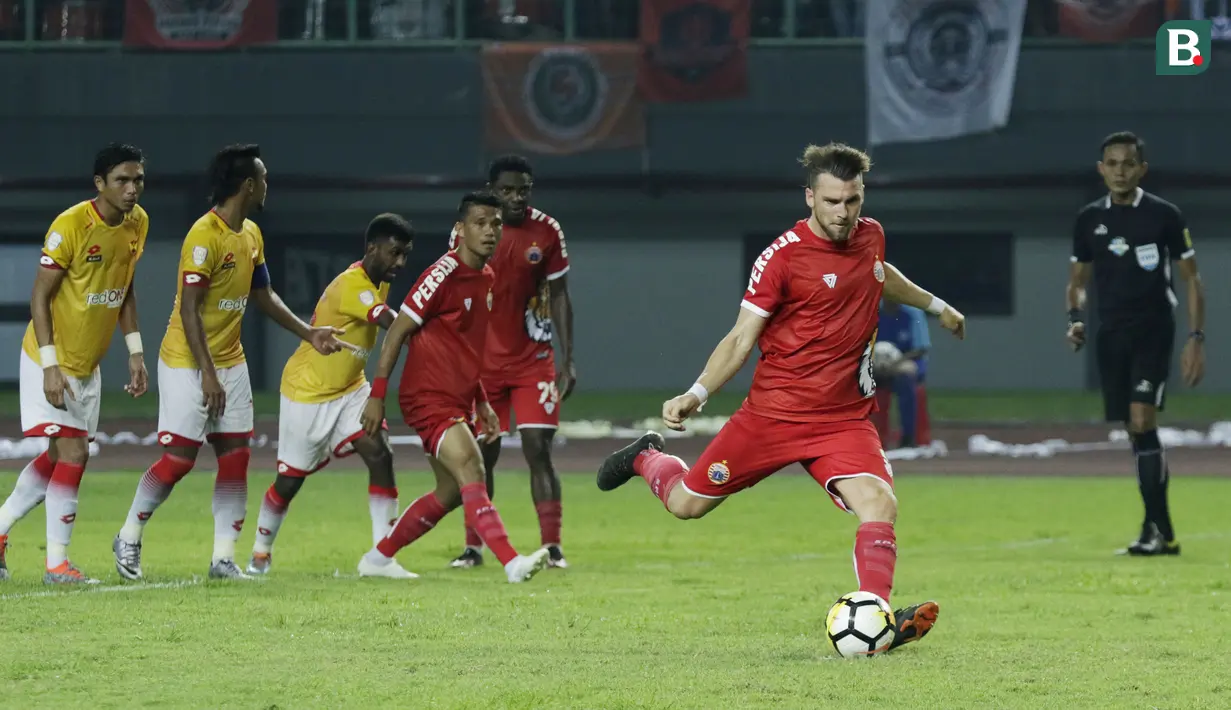 Striker Persija Jakarta, Marko Simic, melakukan tendangan penalti saat melawan Selangor FA pada laga persahabatan di Stadion Patriot, Jawa Barat, Kamis (6/9/2018). Persija kalah 1-2 dari Selangor FA. (Bola.com/M Iqbal Ichsan)