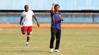 Pelatih Persipura Jayapura, Jafri Sastra, memimpin Boaz Solossa dan rekan-rekannya berlatih di Stadion Mandala, Jayapura, Kamis (28/4/2016) jelang melawan Persija. (Bola.com/Nicklas Hanoatubun)