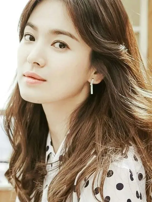 Sama seperti Han Chae Young, Song Hye Kyo juga berlating ice skating saat kecil namun berhenti saat SMP. (Foto: koreaboo.com)