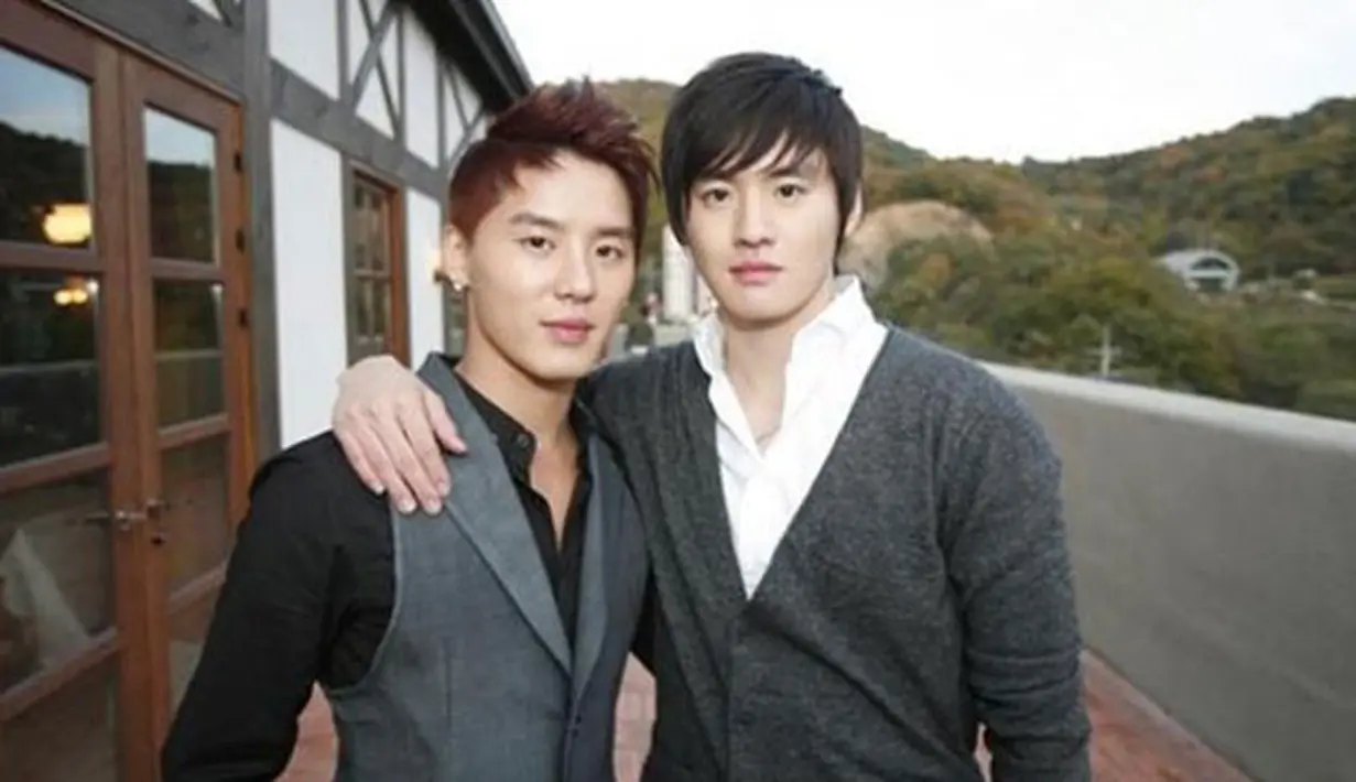 Mantan personel TVXQ, Kim Junsu mempunyai saudara kembar bernama Kim Junho. Dua cowok ganteng ini lahir pada 15 Desember 1986. (Foto: koreaboo.com)