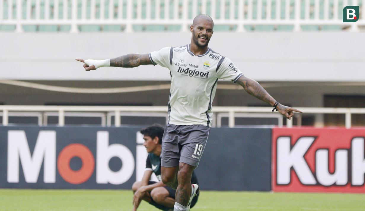 Pemain Persib Bandung, David da Silva, melakukan selebrasi usai mencetak gol ke gawang Persikabo 1973 pada laga uji coba di Stadion Pakansari, Bogor, Minggu (27/11/2022). (Bola.com/M iqbal Ichsan)