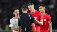 Bek Timnas Indonesia, Jay Idzes (tengah) dan Rizky Ridho memprotes keputusan wasit Salman Ahmad Falahi saat menghadapi Vietnam pada laga Grup F kualifikasi Piala Dunia 2026 Zona Asia di Stadion Utama Gelora Bung Karno (SUGBK), Senayan, Jakarta, Kamis (21/3/2024). (Bola.com/Bagaskara Lazuardi)