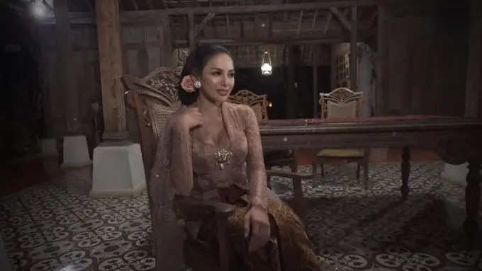 Nikita Mirzani Bikin Pangling dengan Kebaya Kutu Baru Rancangan Anne Avantie