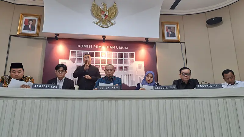 Ketua Komisi Pemilihan Umum (KPU RI) Hasyim Asy'ari beserta anggota KPU RI saat memberikan keterangan pers di gedung KPU, Jakarta, Kamis (21/12/2023). (Merdeka.com/Lydia Fansisca)