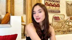 Echi Unyu beberapa waktu lalu viral karena menjadi babysitter Kiano. Parasnya yang cantik membuat publik banyak yang terpesona. Tak heran kini Echi menjadi selebgram hits dengan foto-fotonya selalu panen like dan komentar dari warganet. (Liputan6.com/IG/desitarllyw)