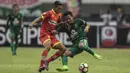 Gelandang Persebaya, Oktafianus Fernando, berusaha melewati gelandang Martapura FC, Agus Wibowo, pada laga semifinal Liga 2 2017 di Stadion GBLA, Bandung, Sabtu (25/11/2017). Persebaya menang 3-1 atas Martapura FC. (Bola.com/Vitalis Yogi Trisna)