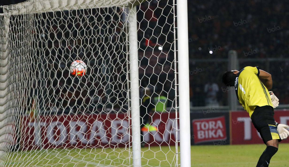 Kiper Persela, Choirul Huda, gagal menahan laju bola yang disundul Jose Guerro saat Persija Jakarta melawan Persela Lamongan di Stadion Utama Gelora Bung Karno, Jakarta, Jumat (13/5/2016). (Bola.com/NIcklas Hanoatubun)