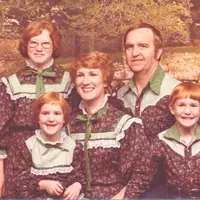 Foto keluarga dengan gaya duduk berbaris dan muka datar udah nggak zaman. Nih, coba foto keluarga yang kayak begini!