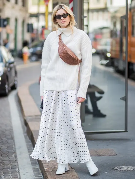 Untuk menghindari penampilan yang membosankan, kamu juga bisa menambahkan motif, seperti polkadot, garis, atau bunga-bunga kecil. Foto: Purewow.