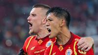 Pemain Persija Jakarta, Eksel Runtukahu (kanan), bersama Fabio Calonego merayakan gol ke gawang Persebaya Surabaya pada laga pekan ke-27 BRI Super League di Stadion Utama Gelora Bung Karno, Jakarta, Sabtu (11/4/2026). (Bola.com/Bagaskara Lazuardi)