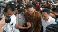 Gubernur DKI Jakarta Basuki T Purnama berjalan masuk ke gedung KPK, Jakarta (10/5). Ahok diperiksa sebagai saksi dalam penyidikan perkara dugaan tindak pidana pemberian hadiah terkait pembahasan Raperda Pantai Utara Jakarta. (Liputan6.com/Helmi Afandi)