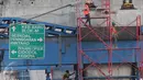 Pekerja menyelesaikan proyek Jalan layang Ciledug-Tendean di Jakarta, (28/1). Kepala Badan Perencanaan Pembangunan Nasional (Bappenas) Sofyan Djalil dan pemerintah menargetkan realisasi pembangunan 225 proyek infrastruktur. (Liputan6.Com/Angga Yuniar)