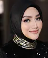 Nathalie tampil dengan kerudung warna hitam yang membuatnya tampil lebih glamor. Ditambah dengan riasan mata eyedshadow shimmer dan cokelatnya, serta lipstik pink serasi dengan blushonnya. Credit: Instagram (@nathalieholscher)