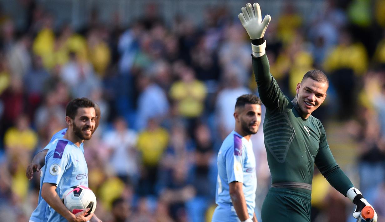 Kiper Manchester City, Ederson, menyapa suporter usai mengalahkan Watford pada laga Premier League di Stadion Etihad, Manchester, Sabtu (21/9). City menang 8-0 dari Watford. (AFP/Oli Scarff)