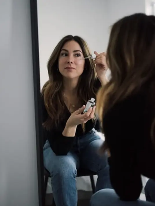 Seiring bertambahnya usia, kulit akan kehilangan penghalang lipid yang membuatnya bercahaya. Niacinamide menghasilkan ceramide yang membantu memulihkan penghalang tersebut, mengurangi dehidrasi, dan membantu kulit terlihat lebih baik. Foto ilustrasi: unsplash.com/Mathilde Langevin.