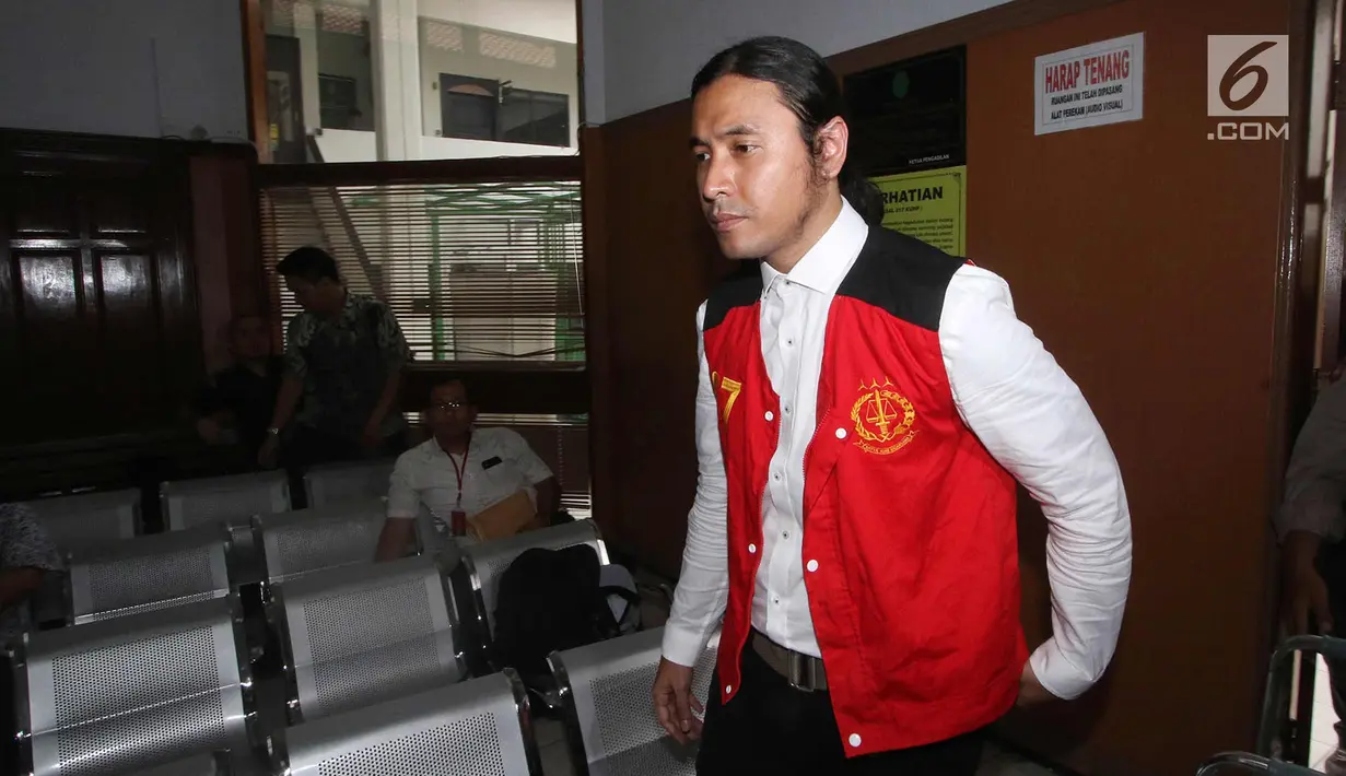 Musisi Marcello Tahitoe usai menjalani sidang perdana kasus penyalahgunaan narkoba di PN Jakarta Selatan, Selasa (31/10). Ello dan rekannya Maradona didakwa JPU telah menyalahgunakan narkoba jenis ganja di wilayah Jaksel. (Liputan6.com/Immanuel Antonius)