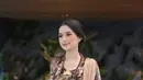 Ayunya Sarah Menzel dibalut kebaya velvet bercorak floral bernuansa kecokelatan. Kebaya ini dihiasi payet-payet yang menambah nuansa manis pada keseluruhan tampilan, selendang, dan korset cokelat muda yang serasi. [Foto: Instagram/deafebrindagallery]