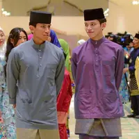 Meski bukan adik sedarah, Mateen dan Wakeel kerap terlihat bersama. Misalnya saja keduanya kompak mengenakan busana pria khas Melayu lengkap dengan pecinya. [@dytmabdulwakeel]