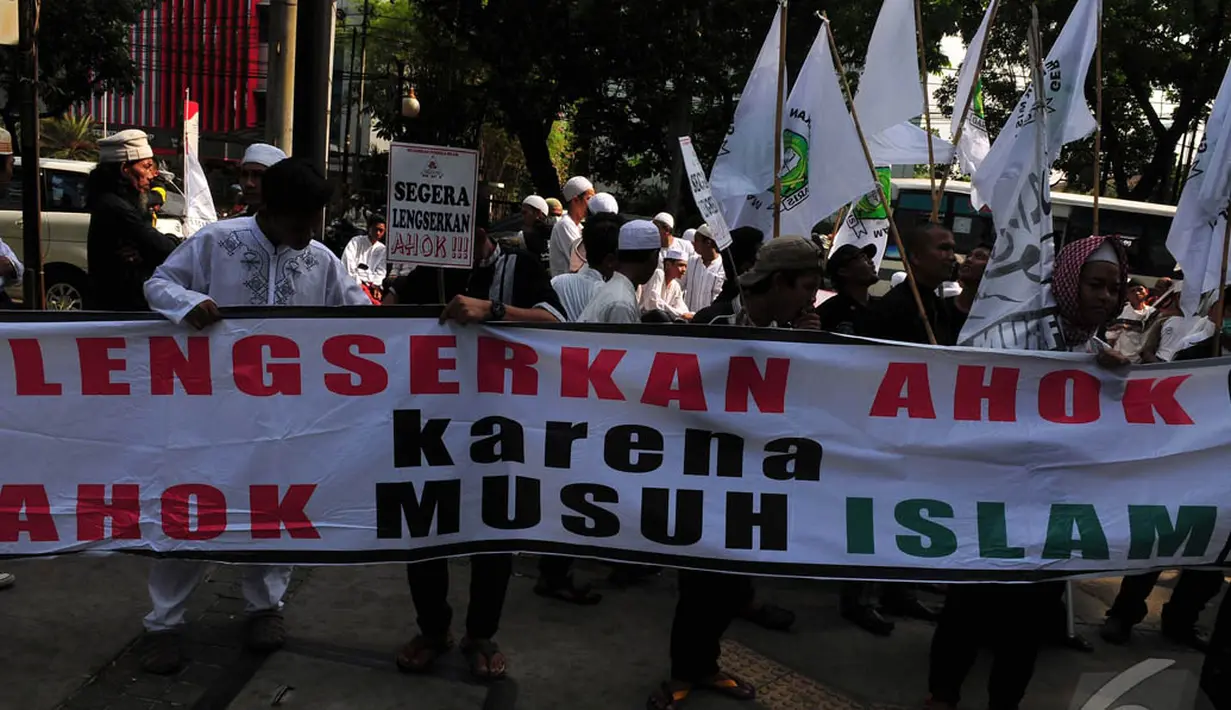 Massa Front Pembela Islam (FPI) dan Forum Umat Islam (FUI) kembali berdemo di depan Gedung DPRD DKI Jakarta, Jumat (31/10/2014). (Liputan6.com/Johan Tallo)