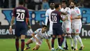 Neymar (3kanan) melakukan protes kepada wasit saat setelah melanggar pemain Marseille pada lanjutan Ligue 1 di  Velodrome Stadium, Marseille, (22/10/2017). PSG bermain imbang 2-2 melawan Marseille. AFP/Valery Hache)