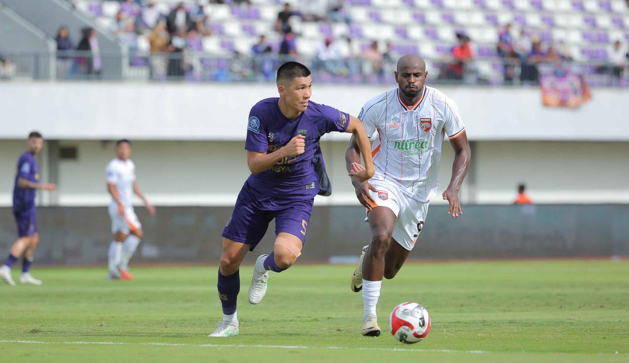 Hingga babak pertama usai, skor tidak berubah, Persita unggul 1-0 atas Borneo FC.  Tampak dalam foto, pemain Persita, Tamirlan Kozubaev (kanan) berusaha menghindari kejaran pemain Borneo FC pada pertandingan pekan ke-17 BRI Super League 2025/2026 di Stadion Indomilk Arena, Tangerang, Banten, Jumat (9/1/2026). (Bola.com/Bagaskara Lazuardi)