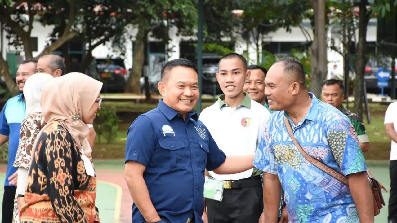 Kepala Staf Angkatan Darat (KASAD) Jendral Dudung Abdurachman memberikan perhatian kepada keluarga almarhum Sertu Eka dan istri yang tewas di Papua. (Dian Kurniawan/Liputan6.com)