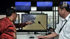 Direktur Operasional dan Sistem Informasi PT Pelindo II/IPC Prasetyadi (kiri) menjelaskan sistem kerja Vessel Traffic System (VTS) di Kantor IPC, Tanjung Priok, Jakarta, Senin (21/1). IPC menerapkan sistem VTS dan VMS. (Merdeka.com/Iqbal Nugroho)