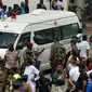 Ambulans terlihat di luar Gereja St Anthony's Shrine setelah ledakan di Kochchikade, Kolombo, Sri Lanka, Minggu (21/4). Seorang pejabat di rumah sakit Batticaloa mengatakan kepada AFP, lebih dari 300 orang telah dirawat setelah ledakan terjadi. (ISHARA S. KODIKARA/AFP)