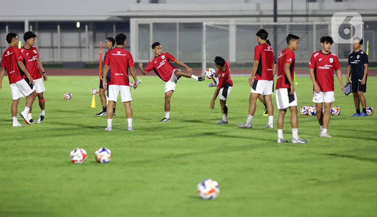 Saat menggelar sesi latihan di Stadion Madya, Kompleks Gelora Bung Karno, Senayan, Jakarta, Kamis (10/7/2025), Timnas Indonesia U-23 berkekuatan 25 pemain. (Liputan6.com/Helmi Fithriansyah)