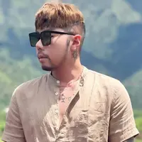 Dagu lancip yang dulu menjadi ciri khas Roy Kiyoshi, sudah dikembalikan bentuknya seperti semula. Kini ia menumbuhkan kumis dan jenggot yang disebut netizen membuat penampilannya semakin macho.(Liputan6.com/IG/@roykiyoshi)