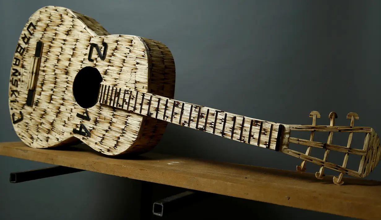 Replika gitar yang terbuat dari batang-batang korek api karya Urbanski diperlihatkan di flatnya di Ruda Slaska, Polandia (4/5). Batang-batang korek api ini dirubah Urbanski menjadi karya seni yang menakjubkan. (REUTERS/Kacper Pempel)