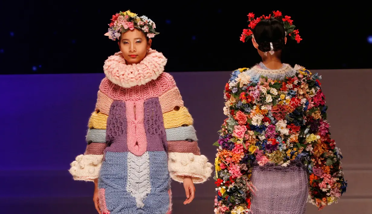 Sejumlah model mengenakan busana kreasi Hempel Award 24th Cina International Fashion Designer Contest di Cina , 25 Maret 2016. Busana unik dan nyentrik ditampilkan dalam pagelaran busana ini. (REUTERS / Kim Kyung - Hoon)