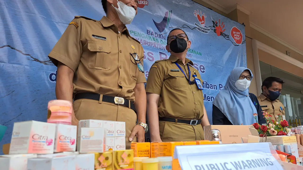 Konferensi pers Dinas Kesehatan bersama Dinas Perdagangan, Satpol PP, ikut serta dengan tim Loka POM Kabupaten Tangerang tentang razia produk kosmetik dan skincare di berbagai pasar dan pusat perbelanjaan Kabupaten Tangerang