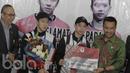 Pebulutangkis ganda putra Indonesia, Kevin Sanjaya/Marcus Gideon, menerima bonus dari Menpora, Imam Nahrawi. Bonus yang diberikan Menpora kepada pasangan tersebut sebesar 250 juta rupiah. (Bola.com/M Iqbal Ichsan)