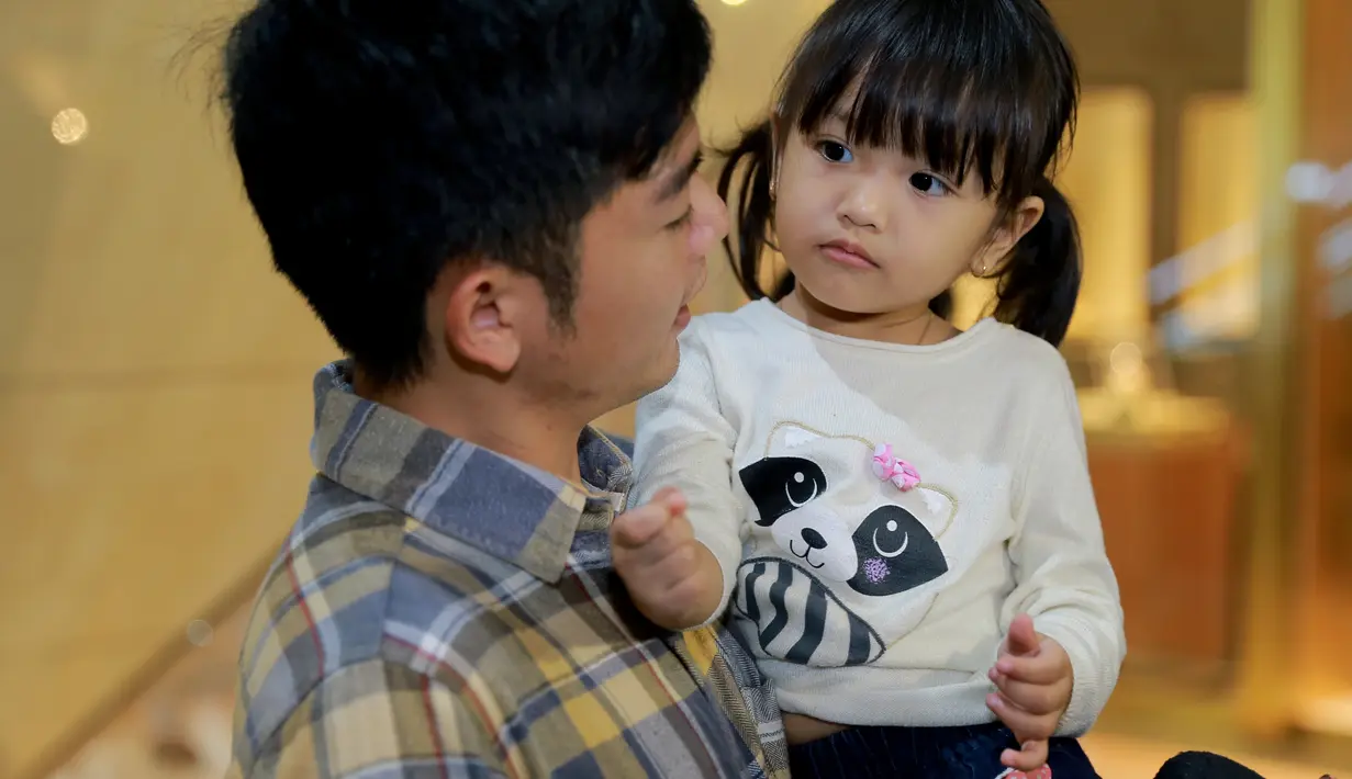 Nicky Tirta dan Liza Elly menikah pada 8 November 2012. Pada tanggal 27 Juli 2013, putri pertamanya lahir dan diberinama Naara Ellyana Tirta. Setelah menginjak tiga tahun, pasangan ini telah mengatur anak keduanya. (Adrian Putra/Bintang.com)