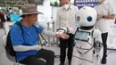 Robot kecerdasan buatan dengan keahlian khusus di bidang pengobatan tradisional China memberikan layanan pemeriksaan kesehatan di area ekshibisi robot layanan dalam Pameran Perdagangan Jasa Internasional China (CIFTIS) 2020 di Beijing, ibu kota China, pada 7 September 2020. (Xinhua/Cai Yang)