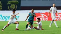 Pemain Persikabo 1973, Pedrinho (tengah kiri) berebut bola dengan pemain Persija Jakarta,&nbsp;Syahrian Abimanyu&nbsp;pada laga lanjutan BRI Liga 1 2023/2024 di Stadion Pakansari, Cibinong, Bogor, Minggu (9/7/2023). (Bola.com/M Iqbal Ichsan)