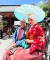 Dalam potret yang diunggah, Marini terlihat duduk anggun di bawah bunga sakura sambil memegang payung tradisional Jepang. [@marinizumarnisreal].