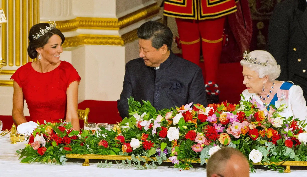 Duchess of Cambridge Kate Middleton, Presiden China Xi Jinping dan Ratu Elizabeth II saat jamuan kenegaraan di Istana Buckingham, London, Selasa (20/10). Presiden Xi Jinping melakukan lawatan selama empat hari ke Inggris. (Reuters/Dominic Lipinski/Pool)
